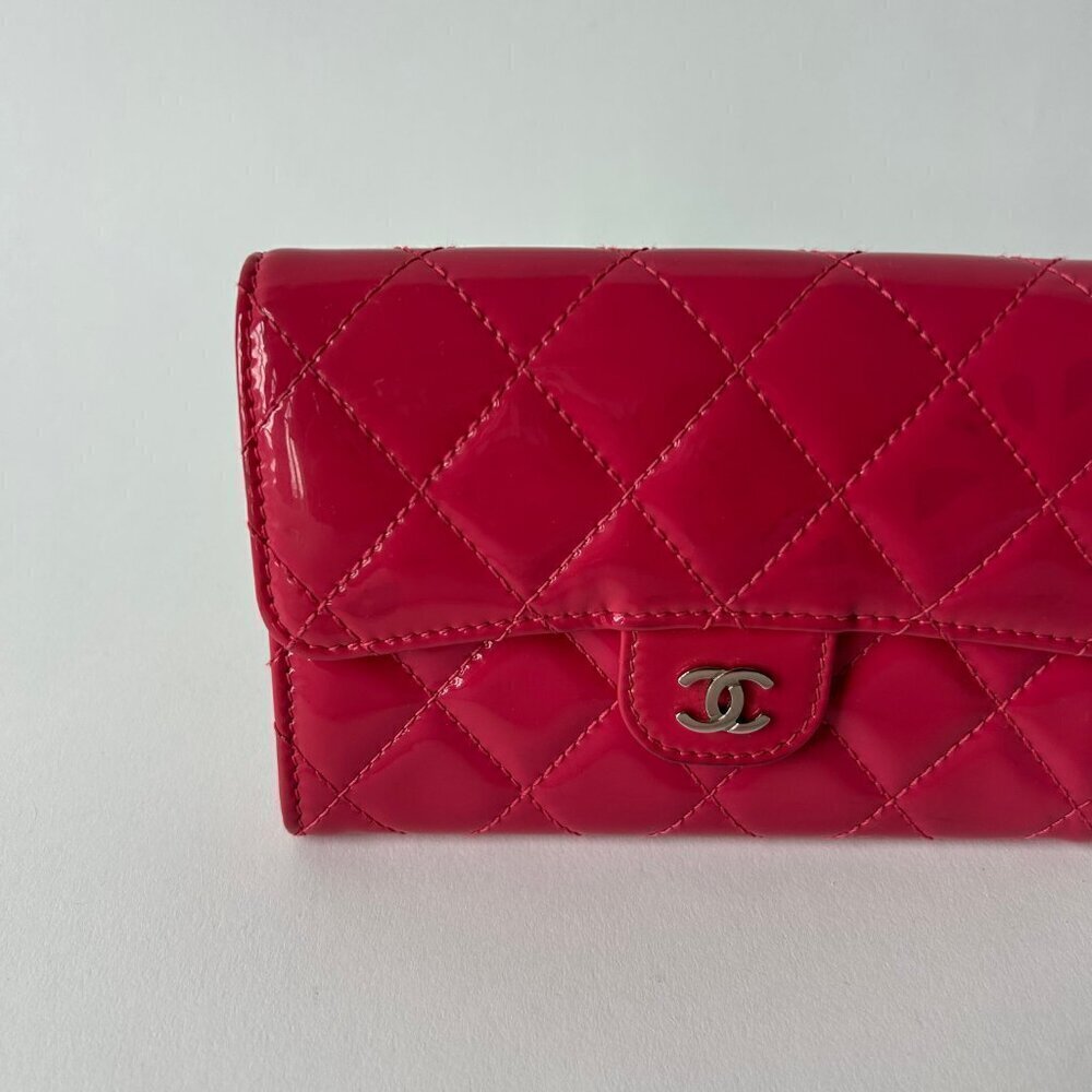 CHANEL QUILTED PATENT LEATHER FLAP ZIP CLASSIC WALLET FUSCHIA CC LOGO - Picture 6 of 13